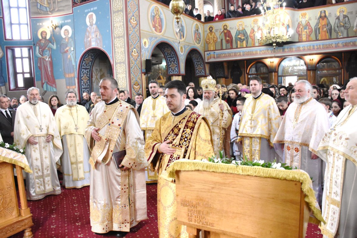 Slujiri arhiereşti în Duminica a 33-a după Rusalii 557