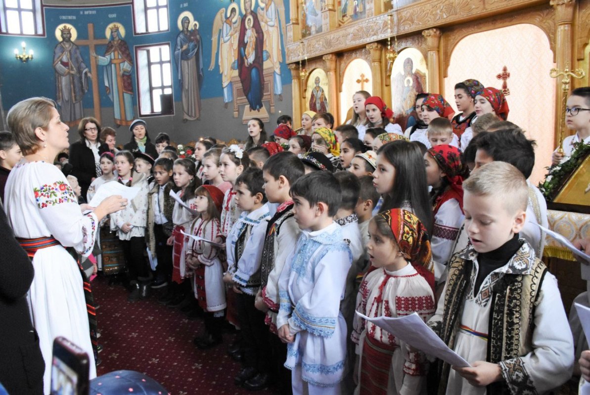 Slujiri arhiereşti în Duminica a 33-a după Rusalii 560