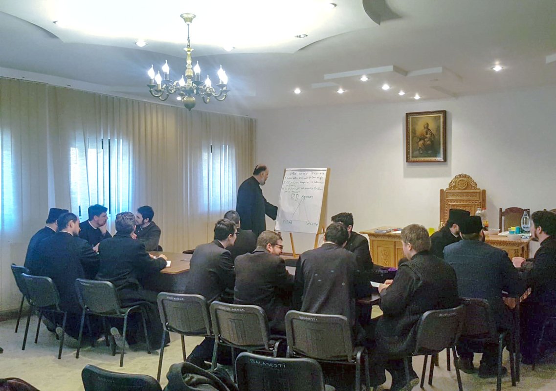 Cursuri de formare pentru preoți 396