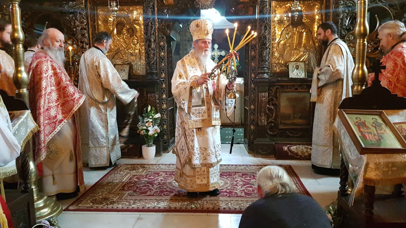 „Mândria depărtează pe om de Dumnezeu şi pe om de celălalt om” 380