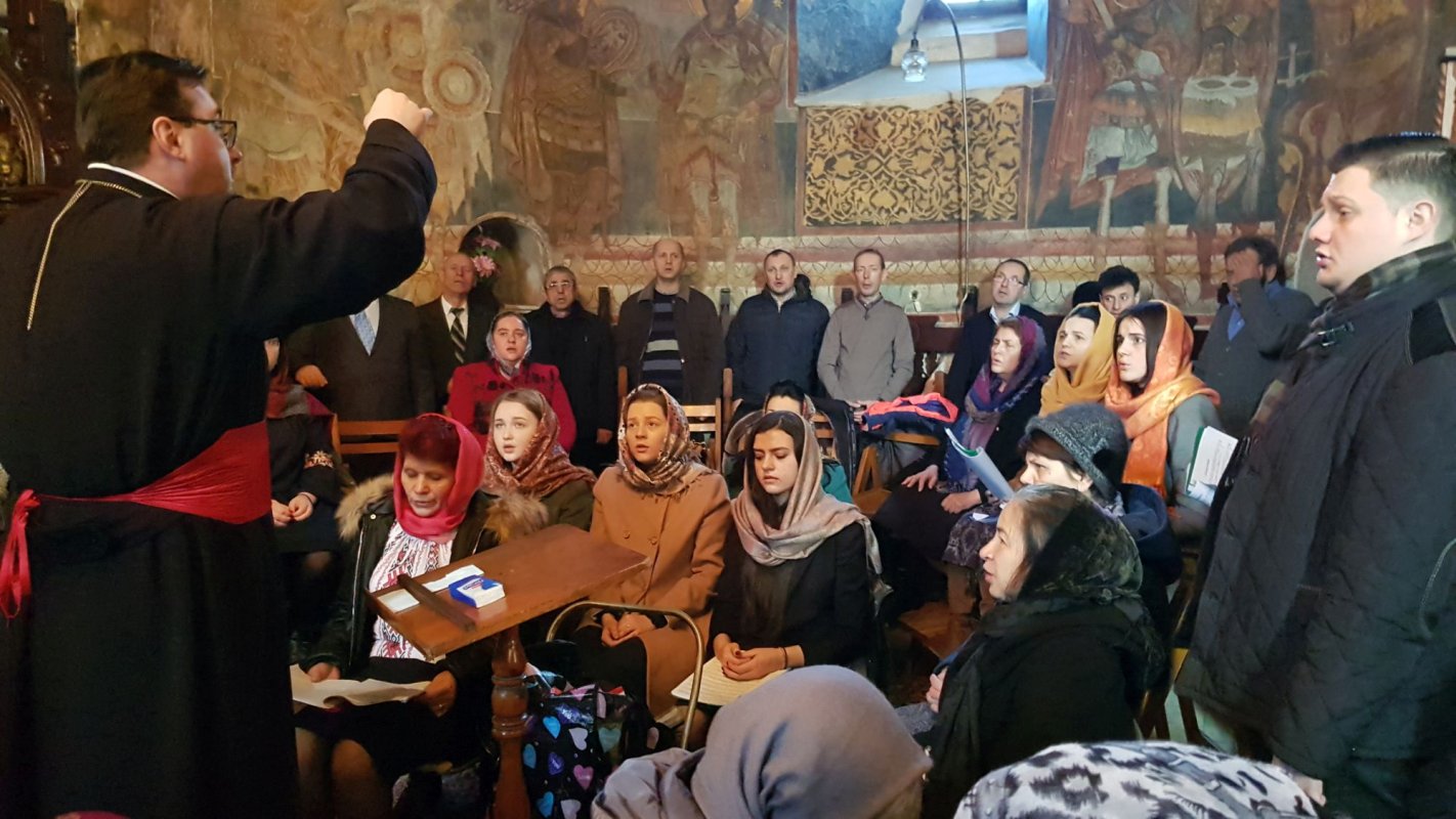 „Mândria depărtează pe om de Dumnezeu şi pe om de celălalt om” 382