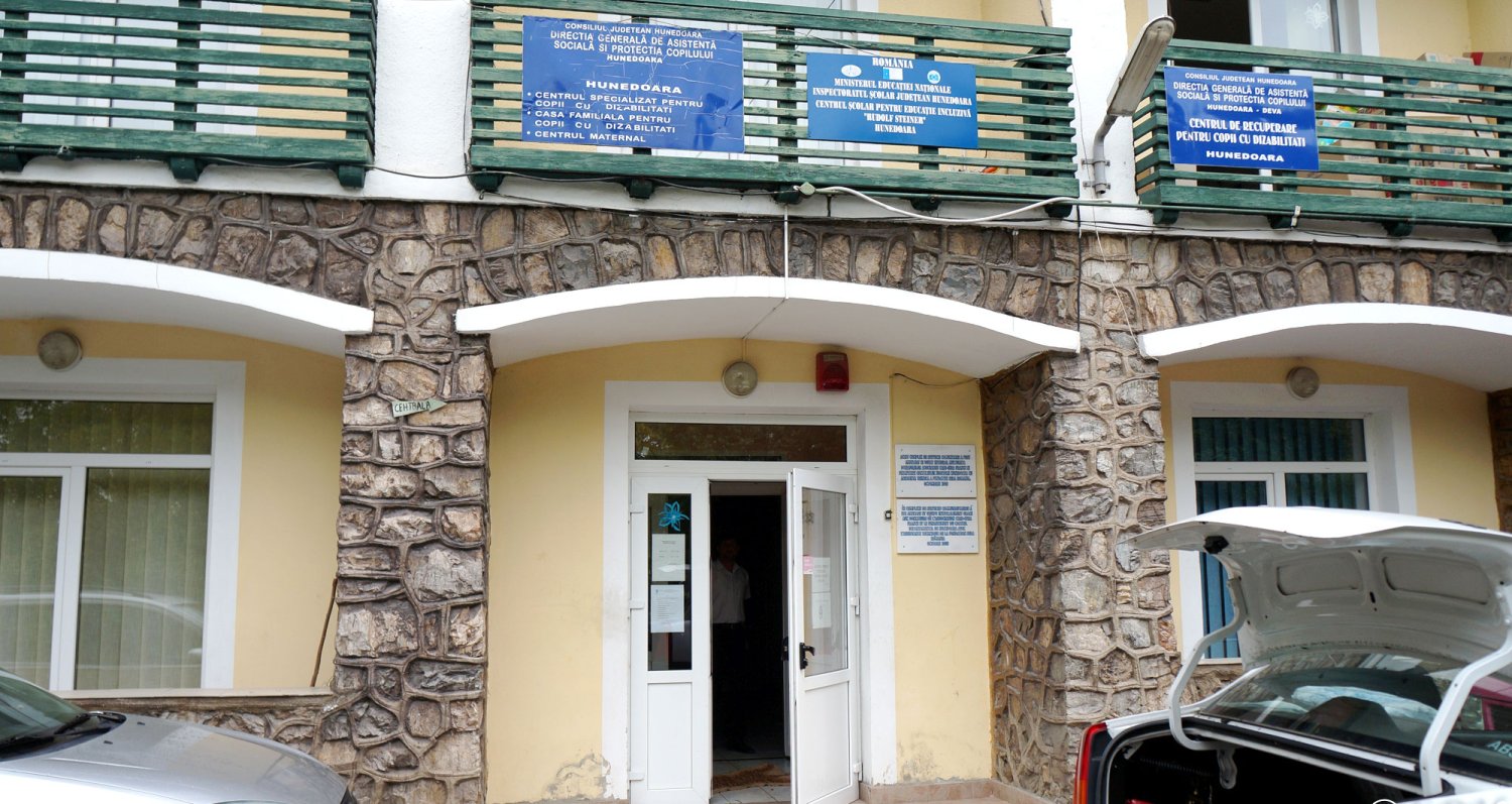 Sprijin pentru copiii cu dizabilităţi, la Hunedoara 421