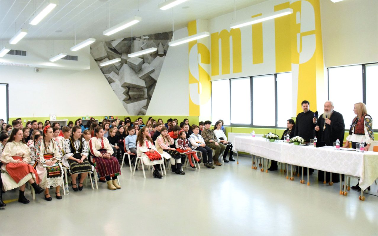 Părintele Mitropolit Andrei în mijlocul elevilor liceului clujean „Mihai Eminescu” 115508