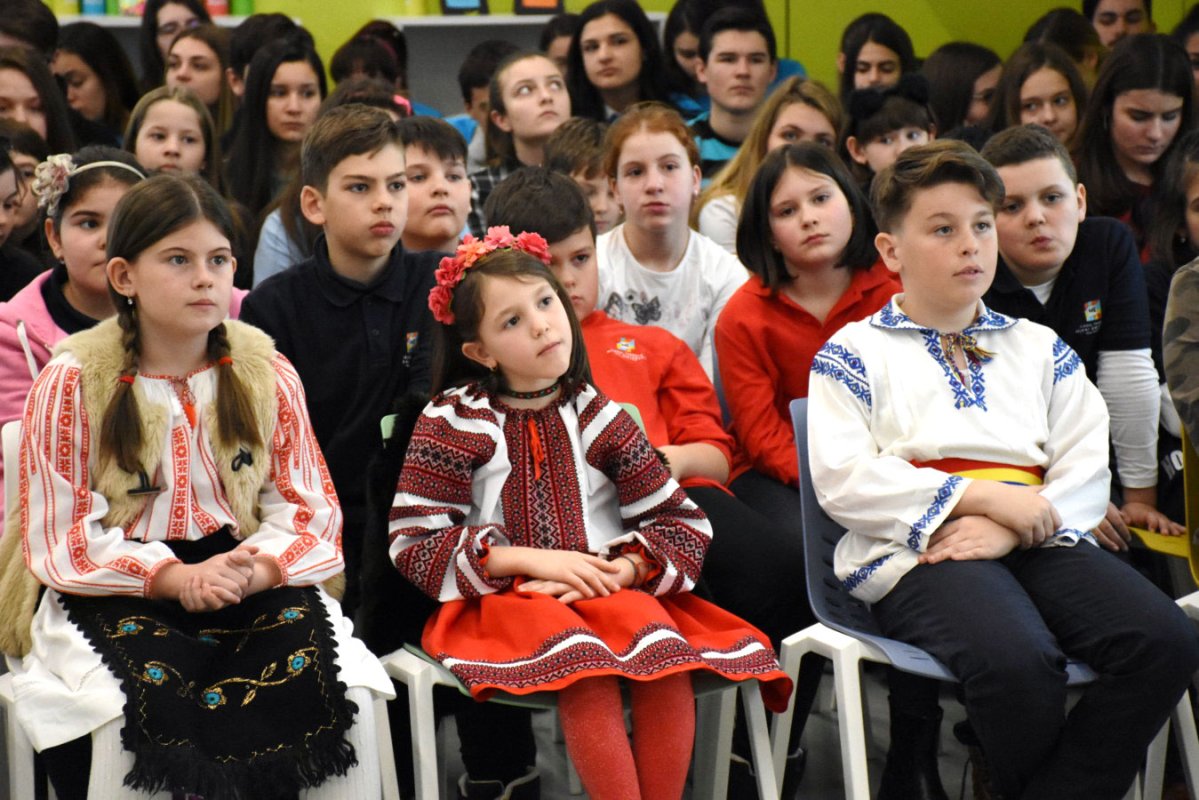 Părintele Mitropolit Andrei în mijlocul elevilor liceului clujean „Mihai Eminescu” 115511