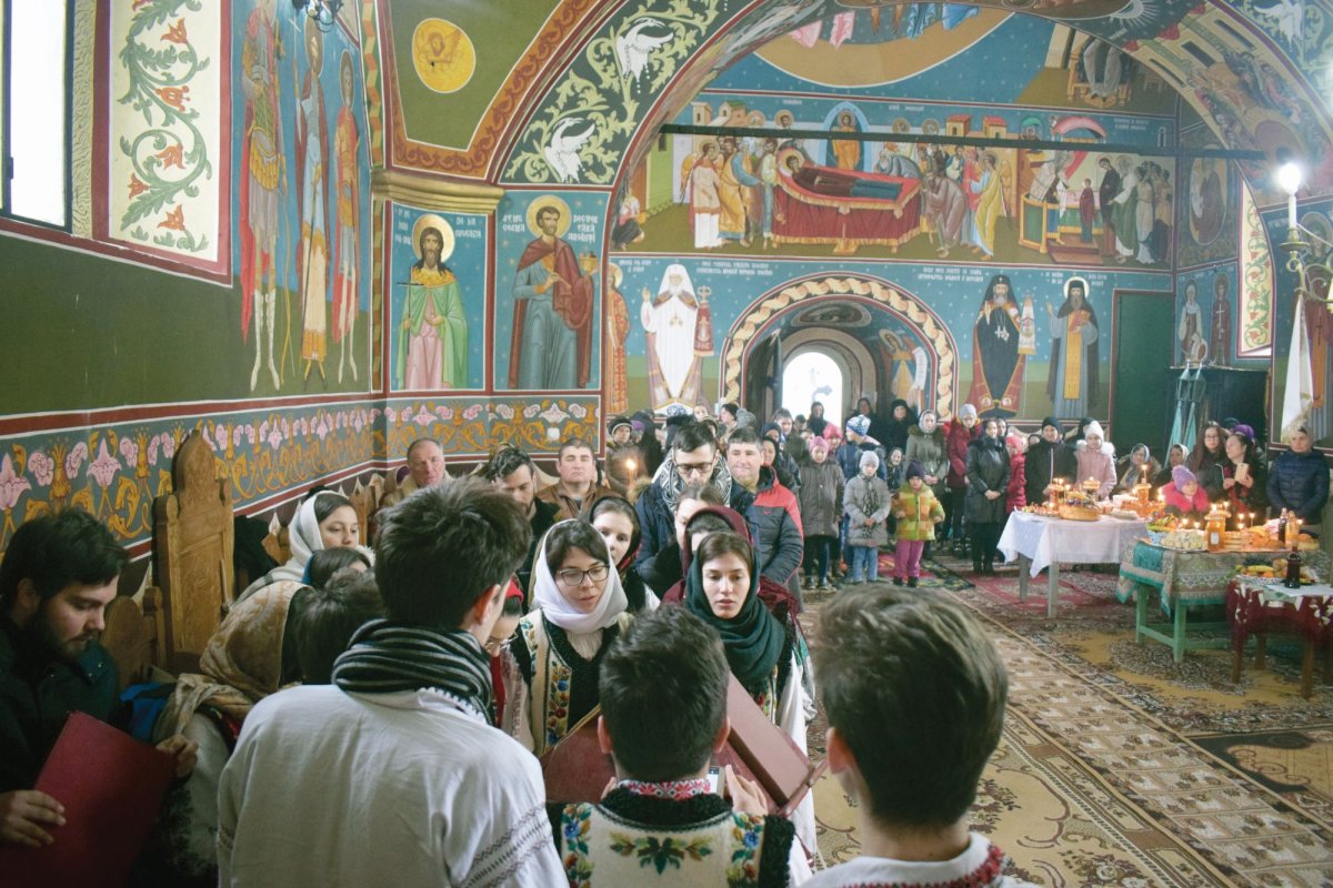 „Prietenii Sfinţilor Trei Ierarhi”, la Sfânta Liturghie misionară 115475