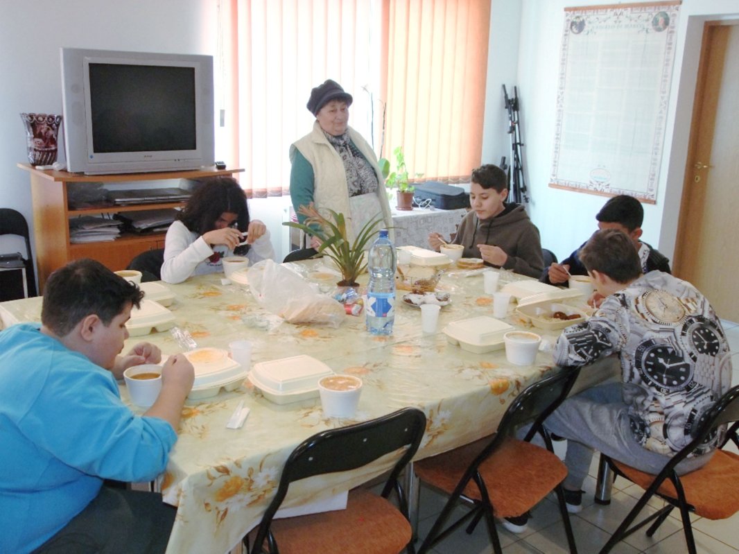 Activităţi sociale la Parohia „Sfinţii Apostoli Petru şi Pavel” din cartierul reşiţean Govândari 115399