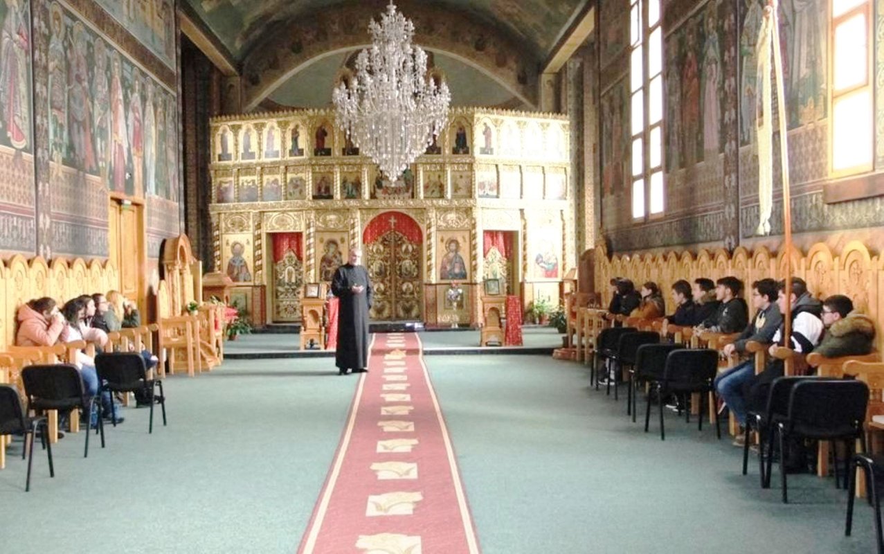 Lecţie pentru elevi despre Biserică şi împodobirea ei, la Reșița 115401