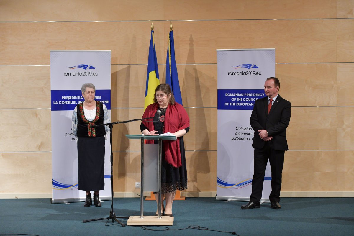 Recunoaştere pentru meşterii şi rapsozii populari 115384