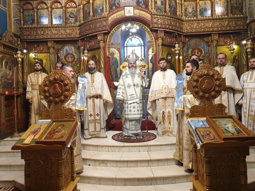 Slujbe arhiereşti în catedralele din Roman şi Huşi 115221