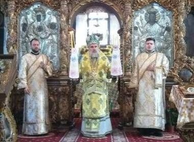 Slujbe arhiereşti în catedralele din Roman şi Huşi 115222