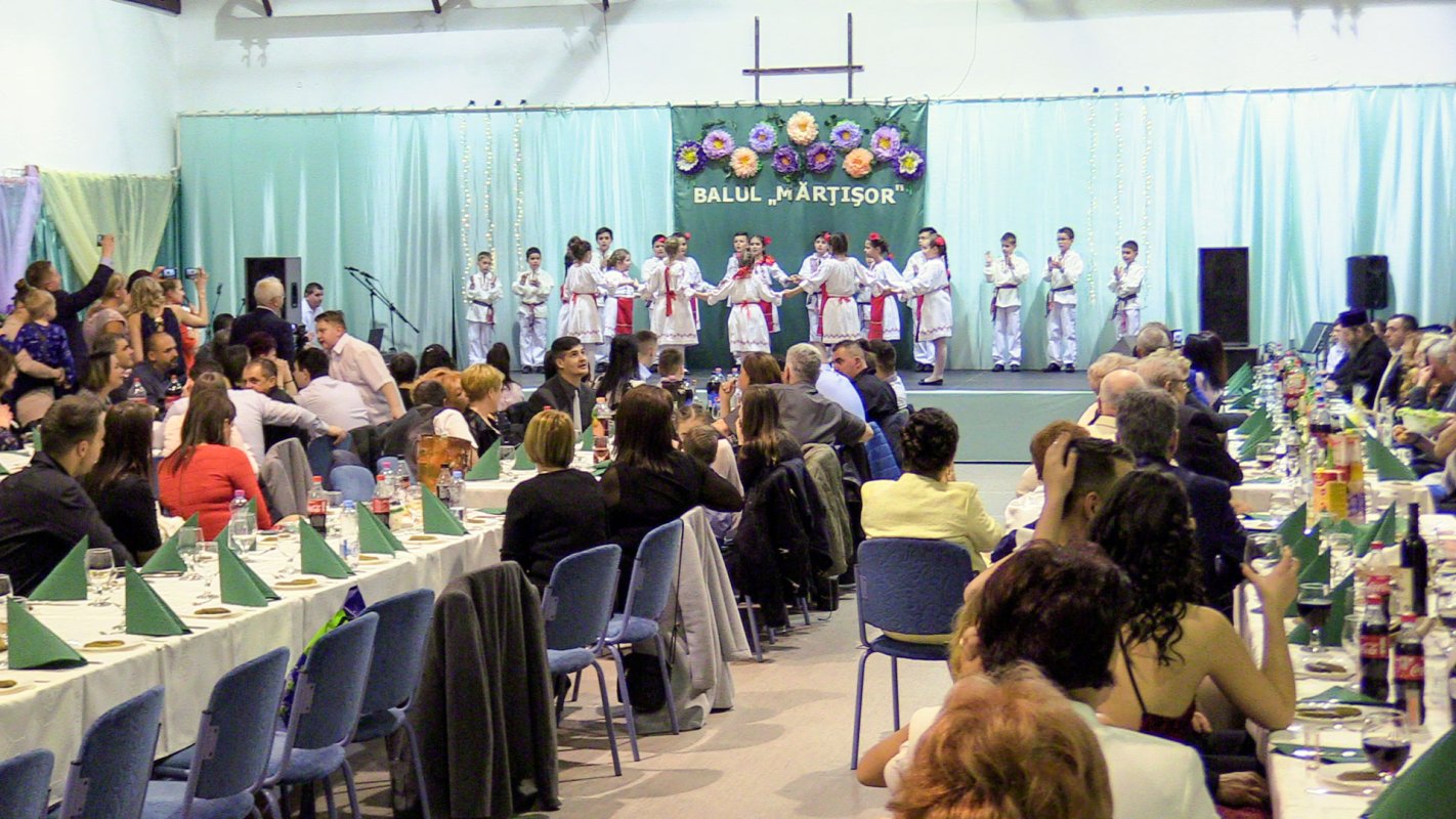 Balul „Mărțișor” la liceul românesc din Giula  115198