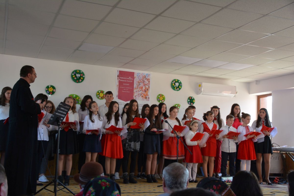 Concertul „Dragă mamă, dragă tată”, în Parohia Cozmeşti 115070