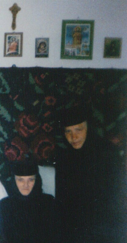 Monahiile Xenia și Neonila Gâda biruind încercările Decretului potrivnic vieții călugărești 115111