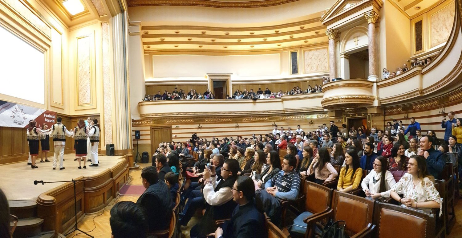 „Festivalul bucuriei”, spectacol de joc şi cântec popular 114946