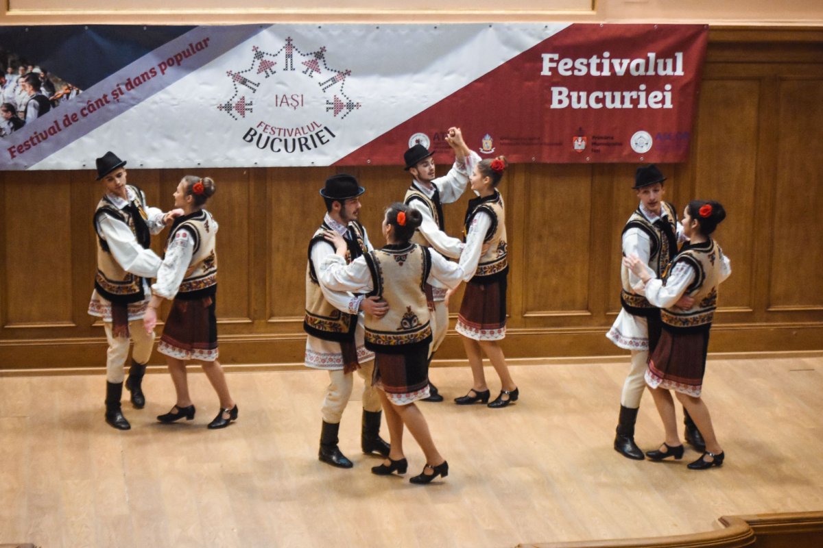 „Festivalul bucuriei”, spectacol de joc şi cântec popular 114948