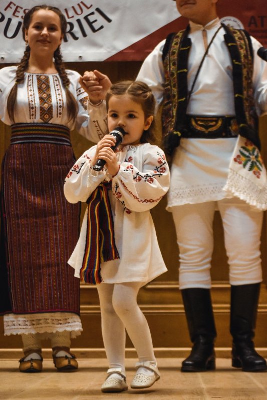 „Festivalul bucuriei”, spectacol de joc şi cântec popular 114949
