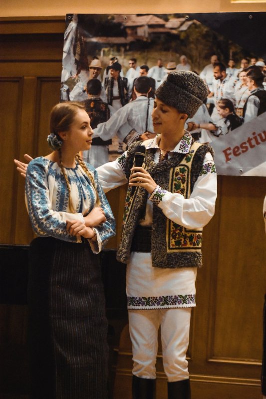 „Festivalul bucuriei”, spectacol de joc şi cântec popular 114950