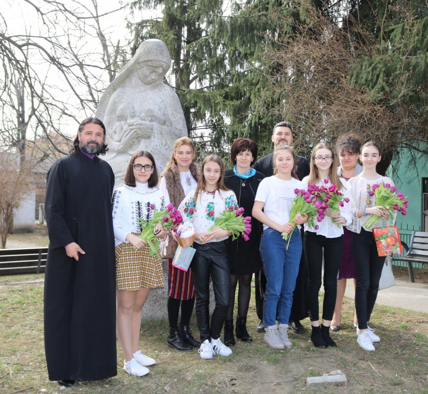 Daruri pentru familiile sărace din parohia vâlceană Creţeni 114715