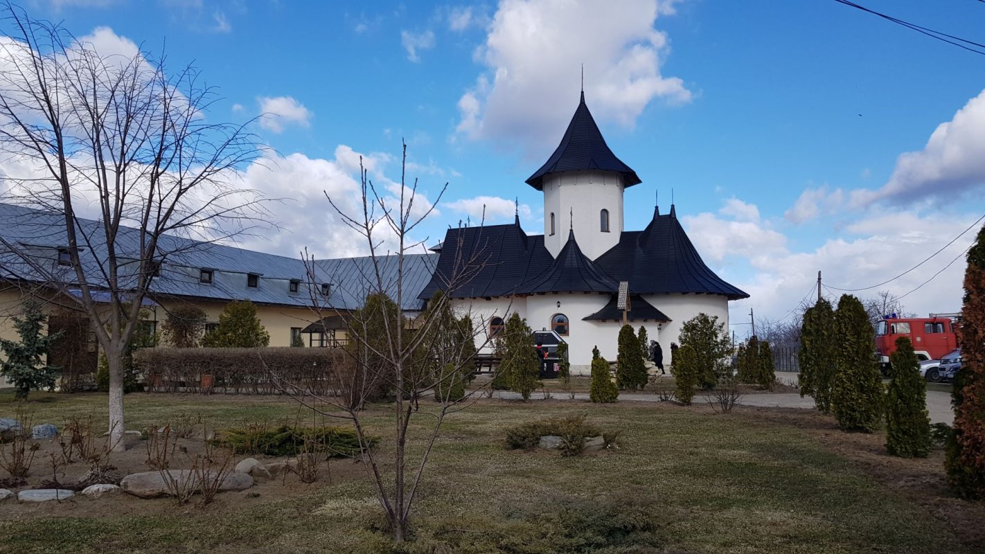 Slujire arhierească la Mănăstirea „Acoperământul Maicii Domnului” - Groşi 114651