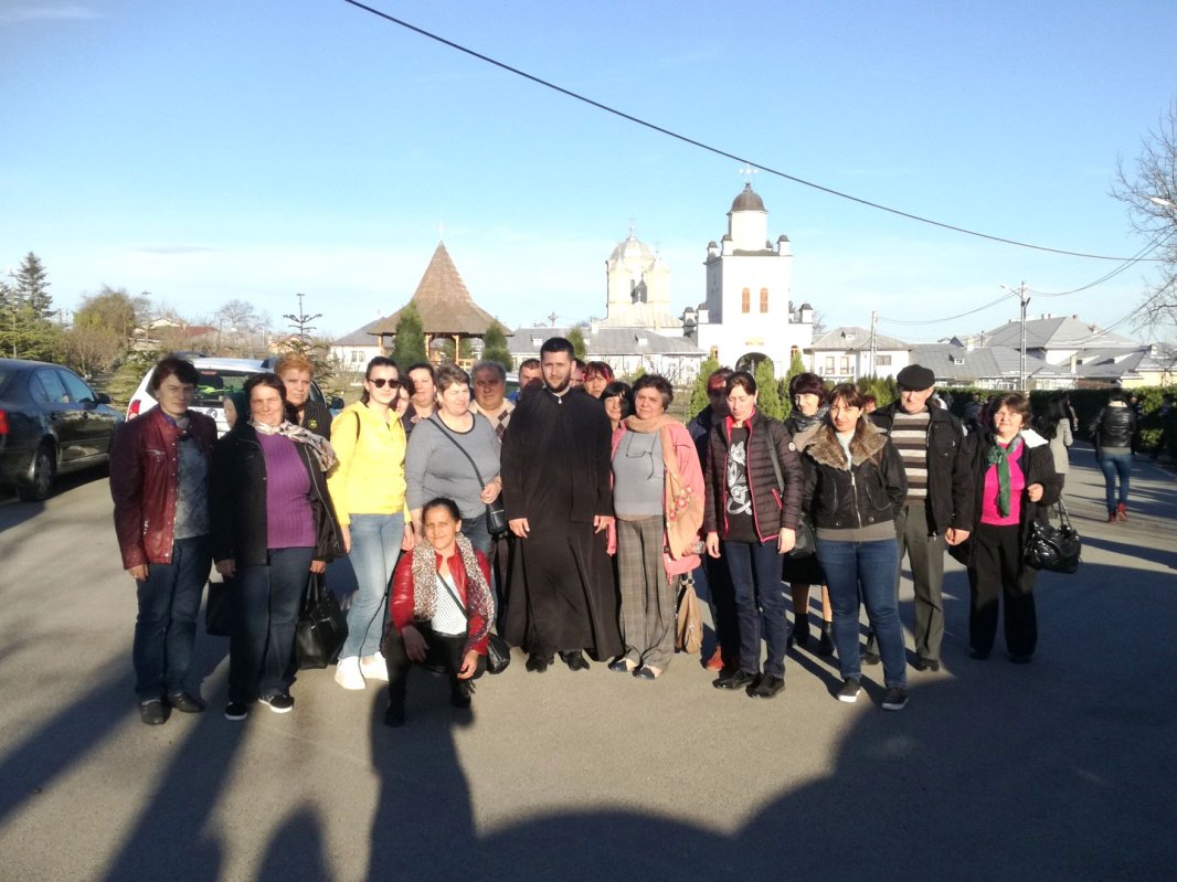 Activităţi catehetice şi filantropice pentru rromii vâlceni 114648