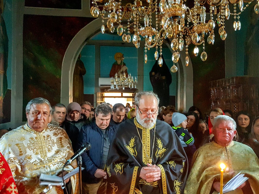 Sfântul Maslu în parohia doljeană Robăneşti 114260