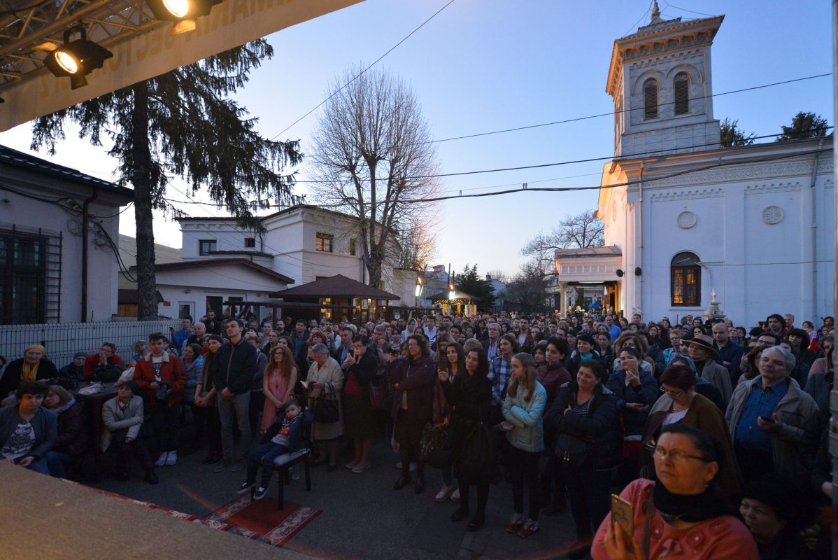 Conferință pe tema sfintelor icoane în București 114155