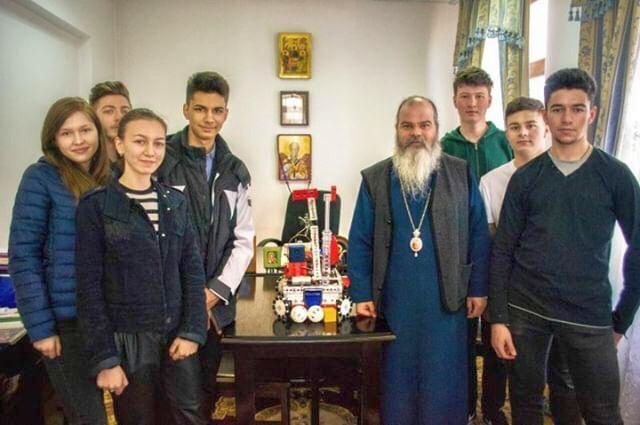 Echipa de robotică CuzaRo.Bots, în vizită la Preasfinţitul Ignatie 114135