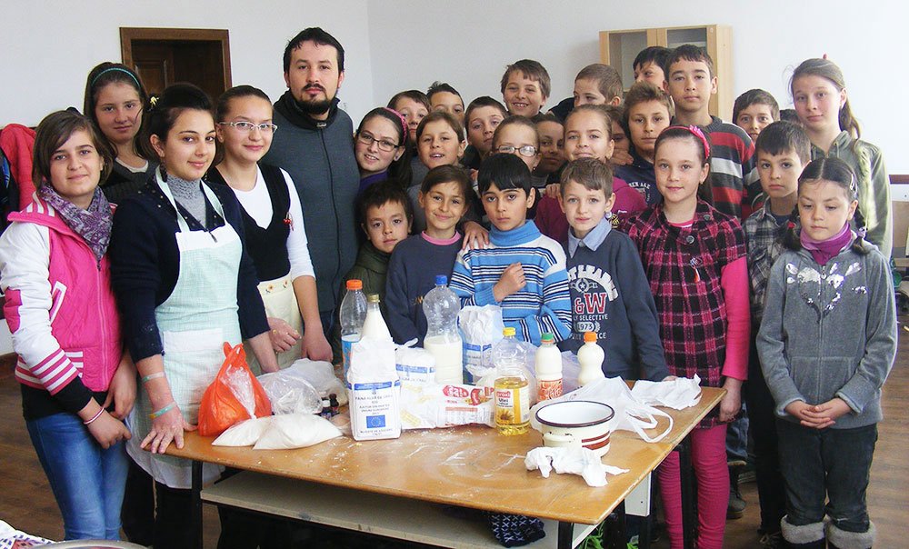 La Sărămaş, copiii învaţă să-şi ajute aproapele 114080