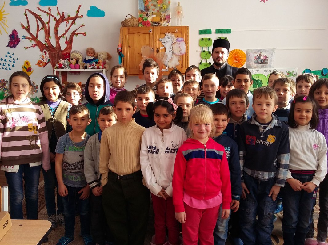 La Sărămaş, copiii învaţă să-şi ajute aproapele 114085