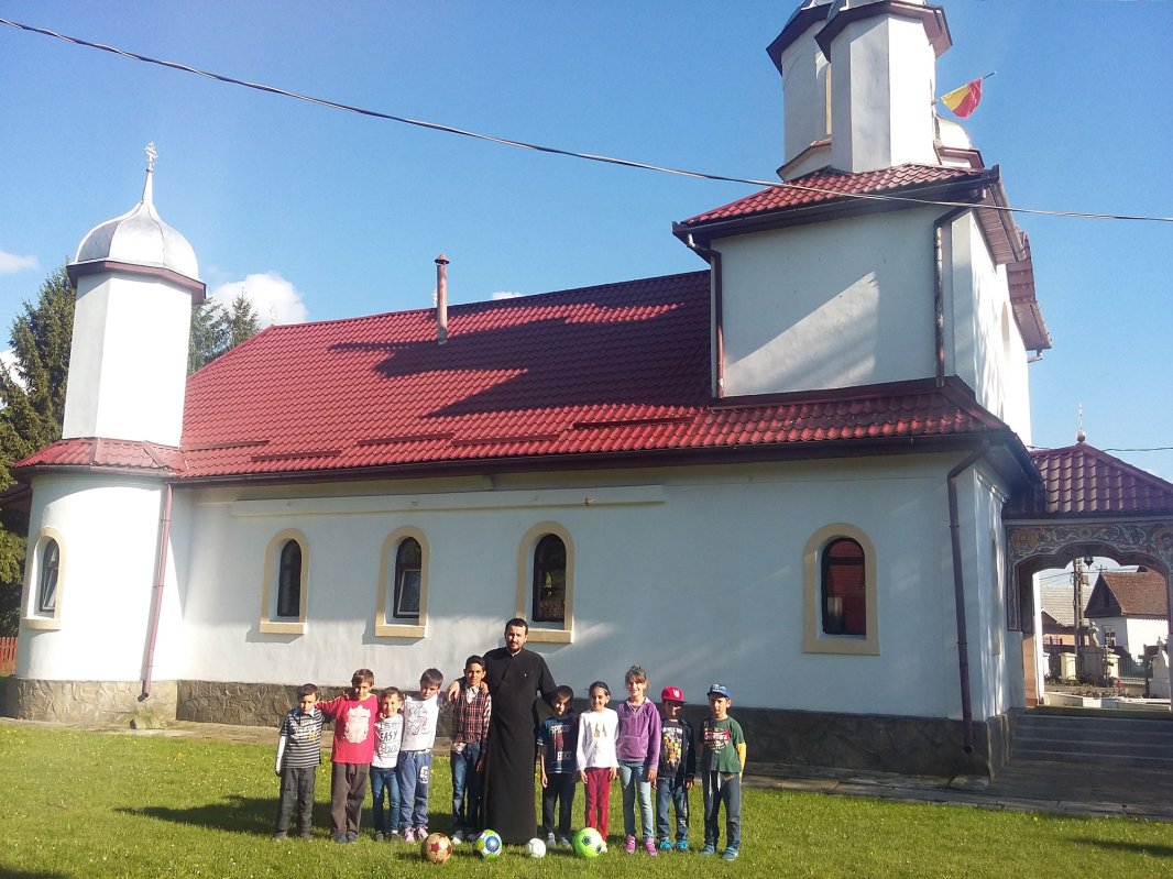 La Sărămaş, copiii învaţă să-şi ajute aproapele 114086