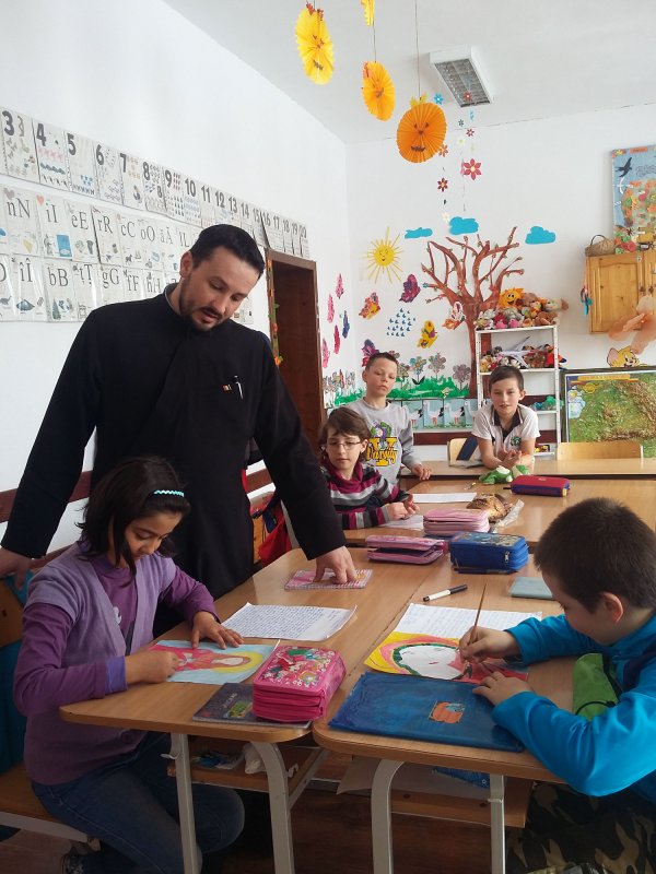 La Sărămaş, copiii învaţă să-şi ajute aproapele 114088