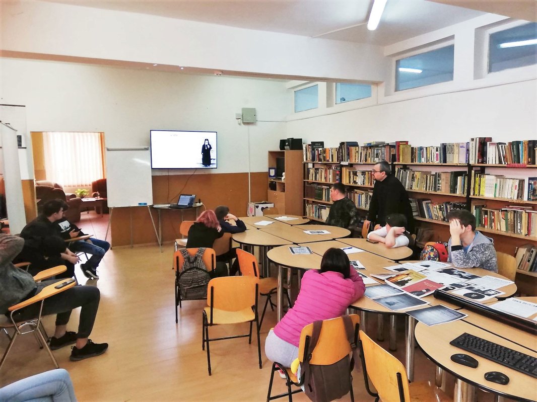 Ciclu de cateheze cu teme pascale susținute de preoți, la Liceul Teoretic din Gătaia, județul Timiș 114065