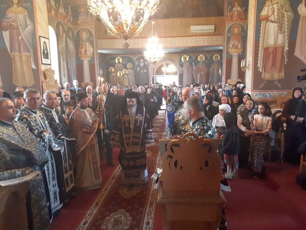 Liturghia Darurilor mai înainte sfinţite la catedrala din Huşi 113887