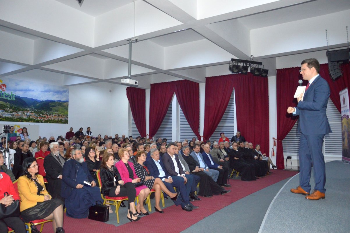 Scriitorul Mihail Neamţu a conferenţiat la Moineşti 113658