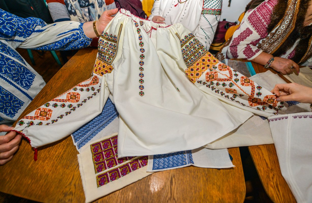 Cusătoarele de ii de la șezătoarea dintr-o cafenea 113582