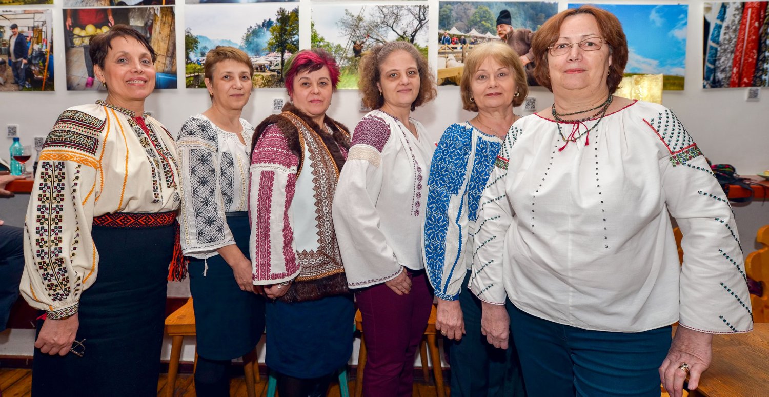 Cusătoarele de ii de la șezătoarea dintr-o cafenea 113585