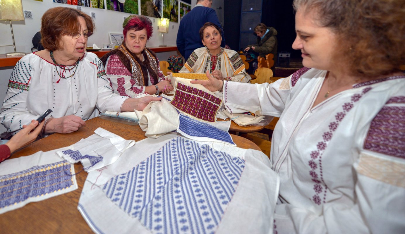 Cusătoarele de ii de la șezătoarea dintr-o cafenea 113586