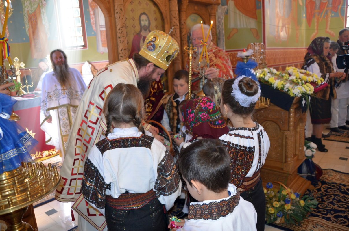 „Dumnezeu este Cel care pune umărul la ridicarea crucii noastre” 113287