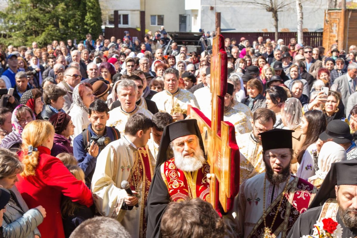 Procesiuni în cinstea Sfintei Cruci în protopopiatele Bacău şi Roman 113282