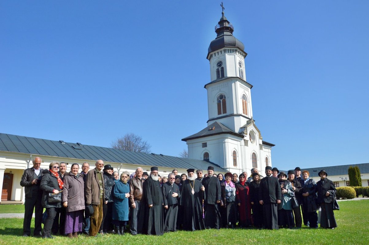 Pelerini din Moineşti, pe urmele sfinţilor din Eparhia Romanului şi Bacăului 113157