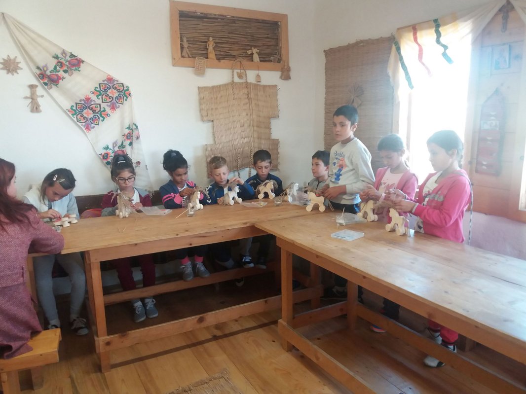 Meșteșugurile, o șansă pentru elevii din Câmpia Română 113070