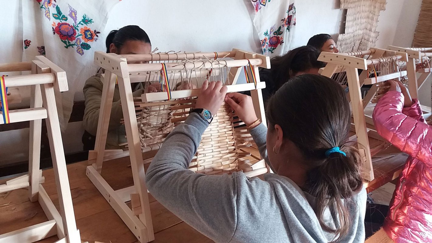 Meșteșugurile, o șansă pentru elevii din Câmpia Română 113071