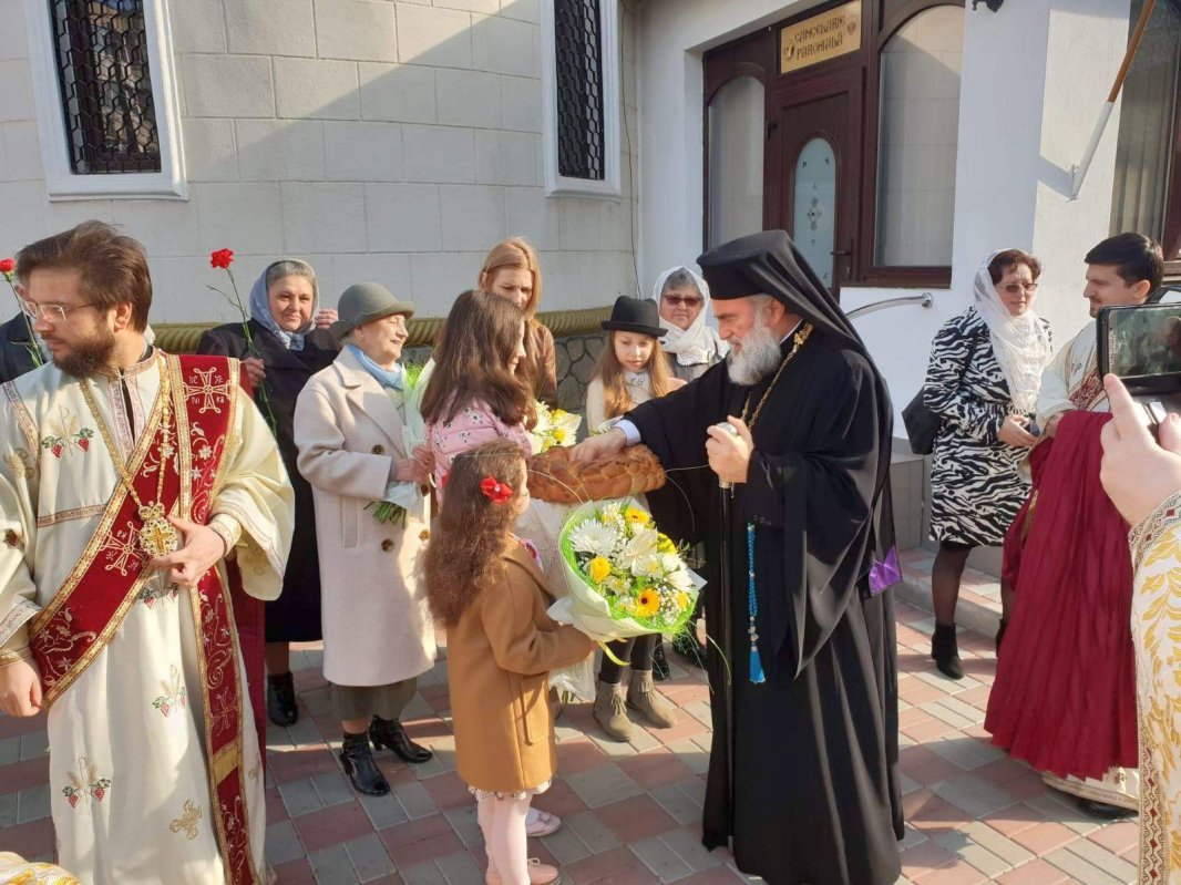 Slujiri arhiereşti la Bacău şi la Huşi 112877