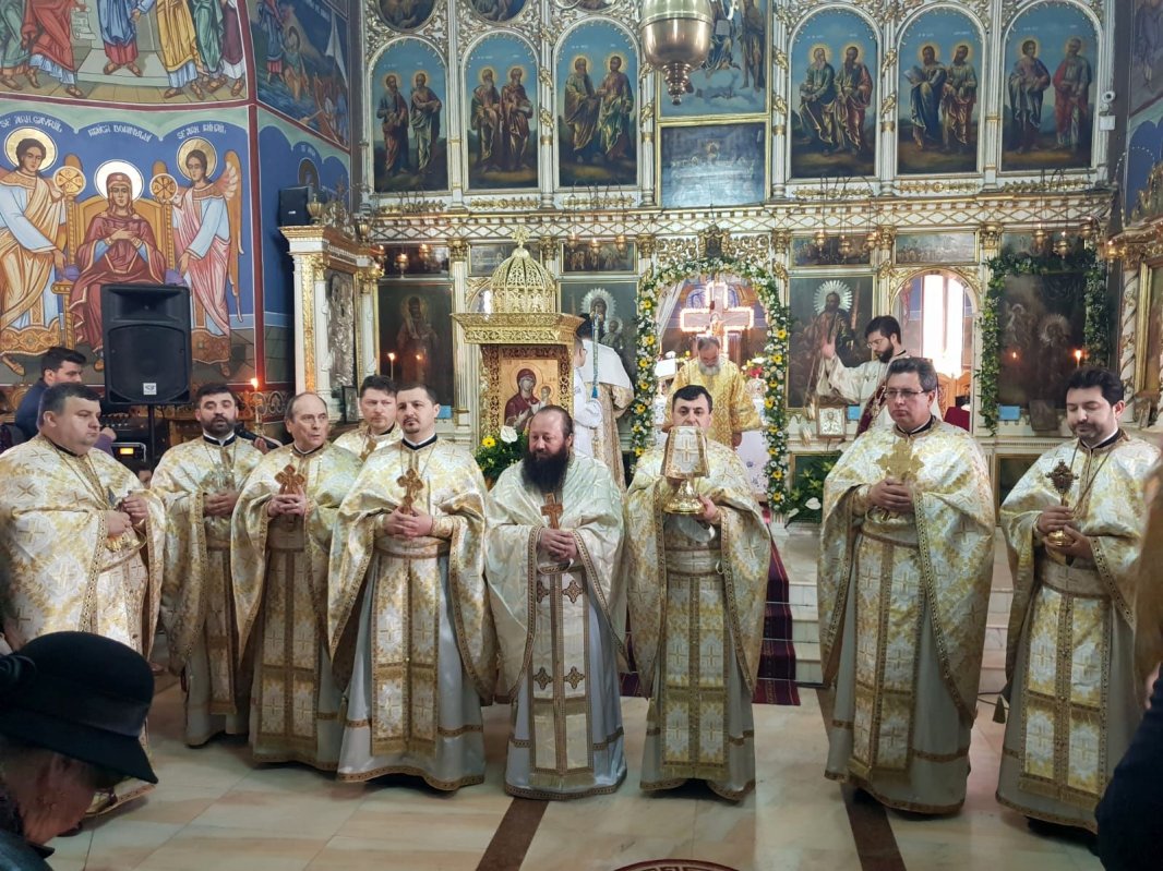 Slujiri arhiereşti la Bacău şi la Huşi 112878