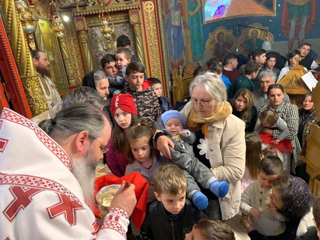 Slujiri arhiereşti la Bacău şi la Huşi 112879