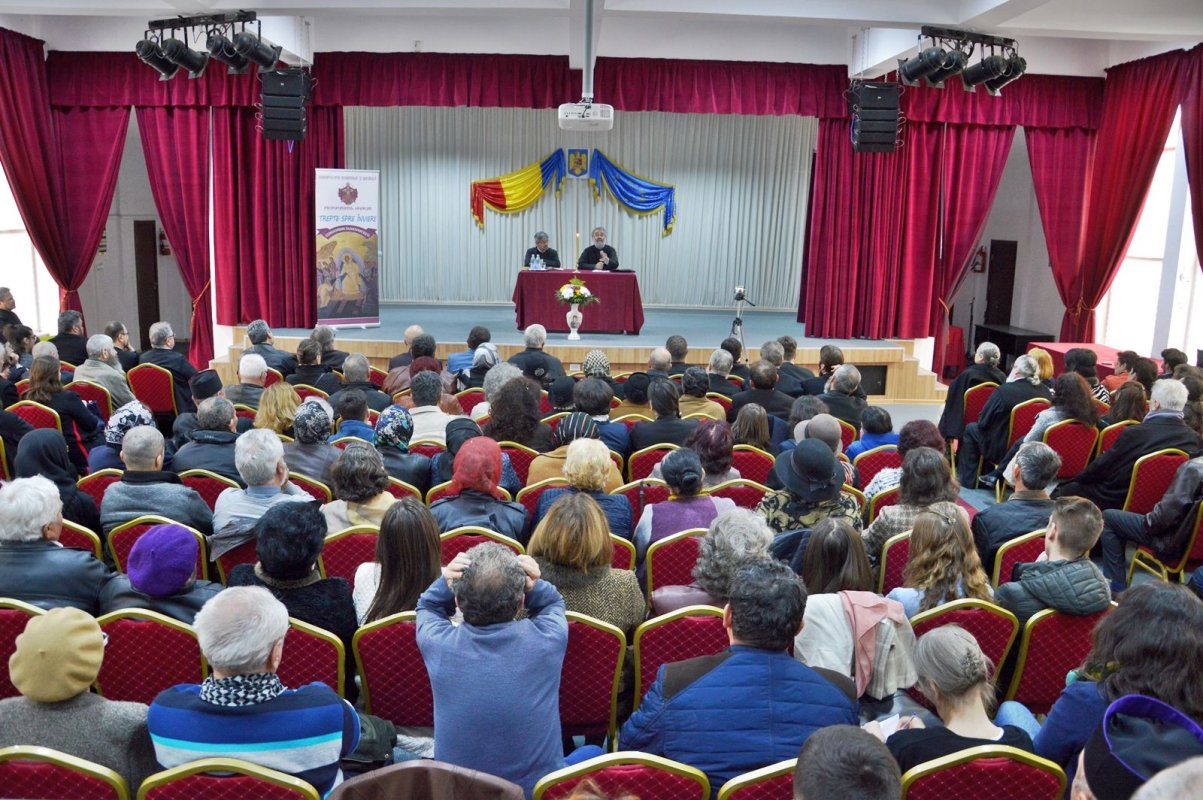 Conferinţe duhovniceşti la Moineşti şi Bacău 112805