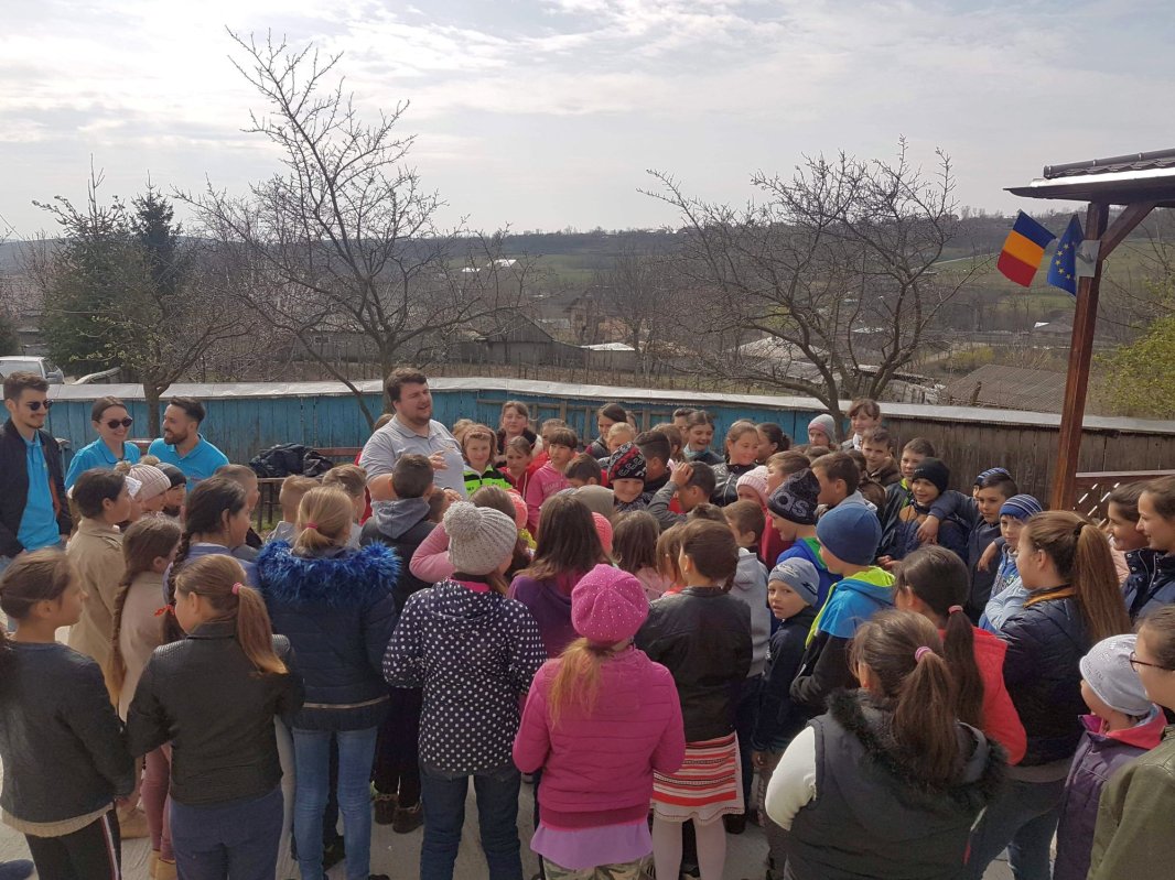 Proiectul „Copilăria la sat” - jocuri şi distracţie pentru copiii din satul Arama 112811