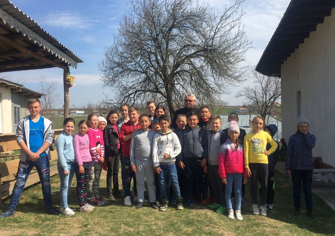 Proiectul „Copilăria la sat” - jocuri şi distracţie pentru copiii din satul Arama 112812