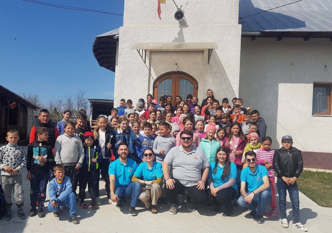 Proiectul „Copilăria la sat” - jocuri şi distracţie pentru copiii din satul Arama 112813