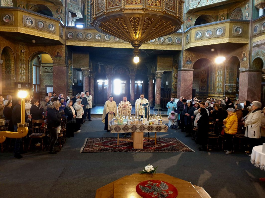 Seri duhovnicești pentru credincioși, la parohia reșițeană „Adormirea Maicii Domnului” 112858